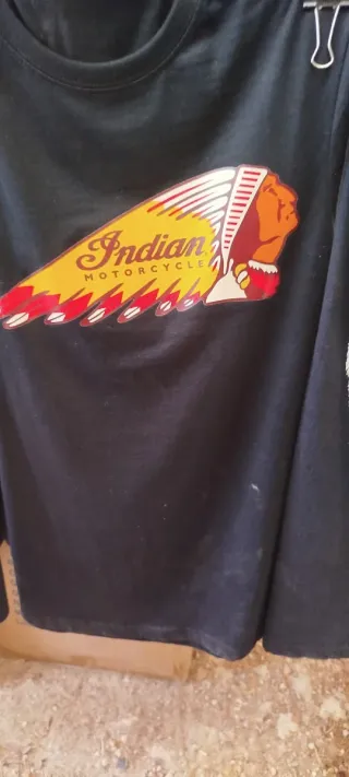 Camiseta negra con estampado multicolor