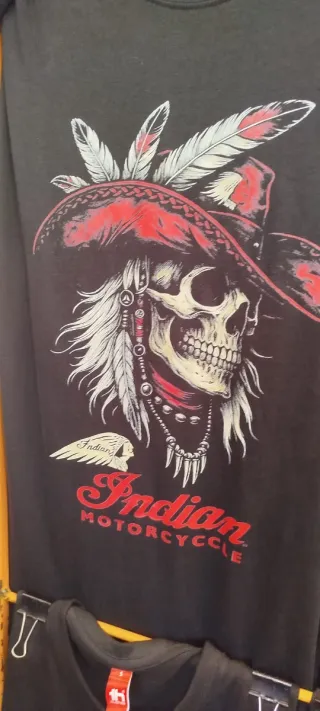 Camiseta negra con estampado multicolor