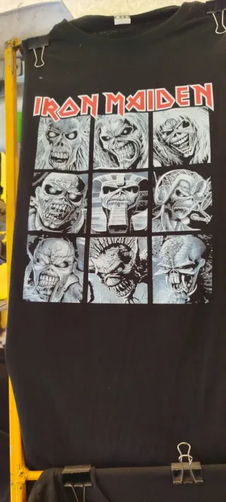 Camiseta negra con estampado multicolor