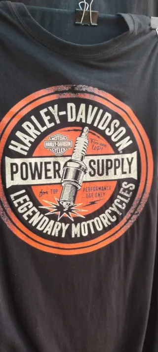 Camiseta negra con estampado multicolor