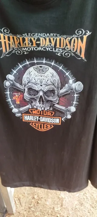 Camiseta negra con estampado multicolor