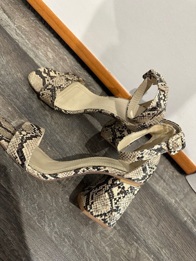Sandalias tacón estampado serpiente