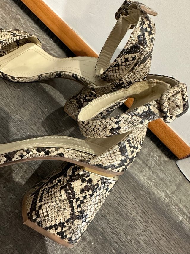 Sandalias tacón estampado serpiente