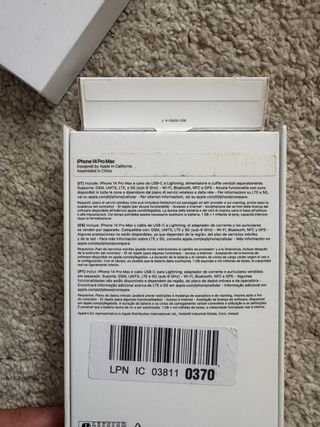 iPhone caja, AirPods caja y Insta360 X3 caja