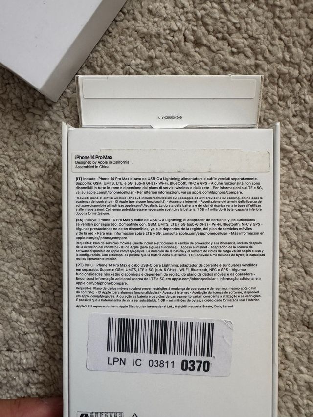 iPhone caja, AirPods caja y Insta360 X3 caja