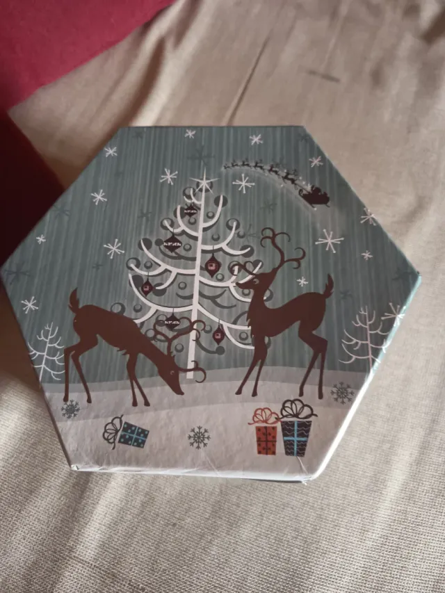 Caja hexagonal navideña con renos y árbol
