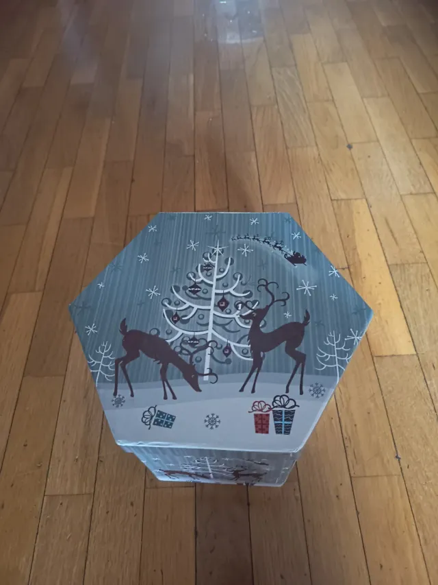 Caja hexagonal navideña con renos y árbol
