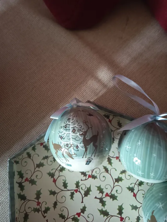 Caja hexagonal navideña con renos y árbol