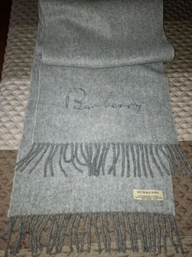 Sciarpa Burberry grigia in lana e cashmere. Nuova
