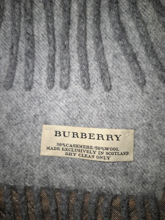 Sciarpa Burberry grigia in lana e cashmere. Nuova