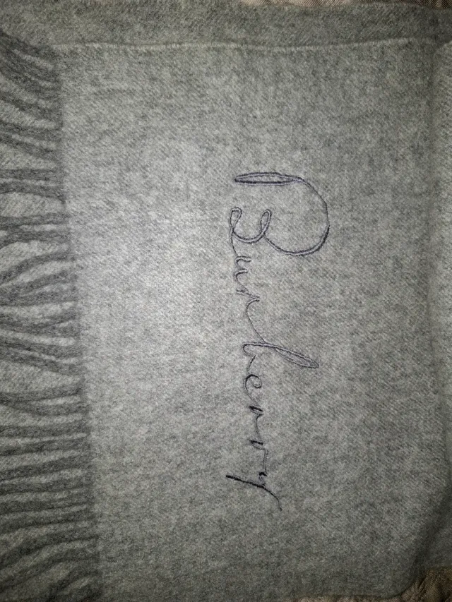 Sciarpa Burberry grigia in lana e cashmere. Nuova