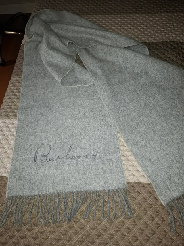 Sciarpa Burberry grigia in lana e cashmere. Nuova