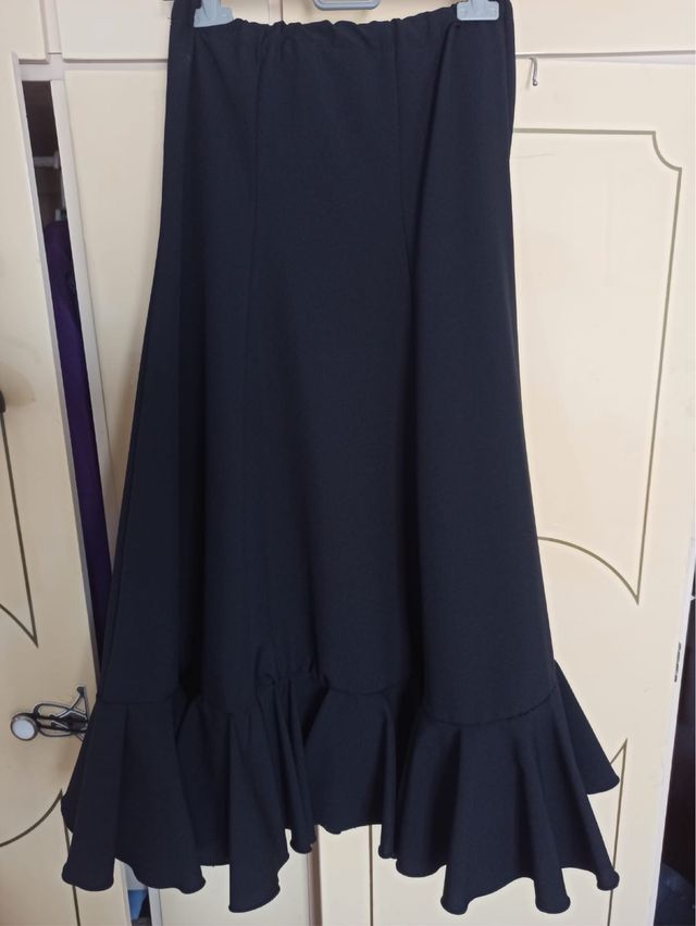 Falda de baile negra con volantes