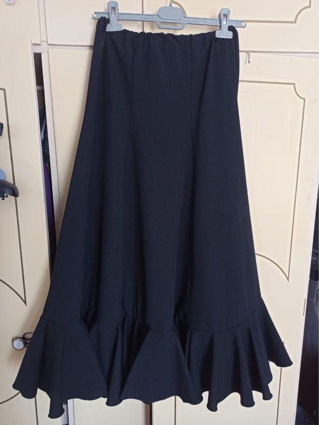 Falda de baile negra con volantes