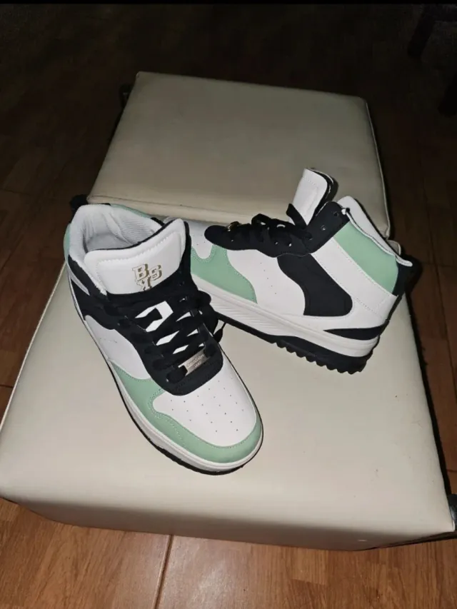 Zapatillas Bershka altas verde y blanco