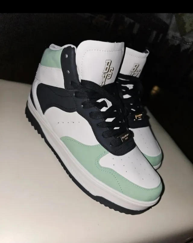 Zapatillas Bershka altas verde y blanco