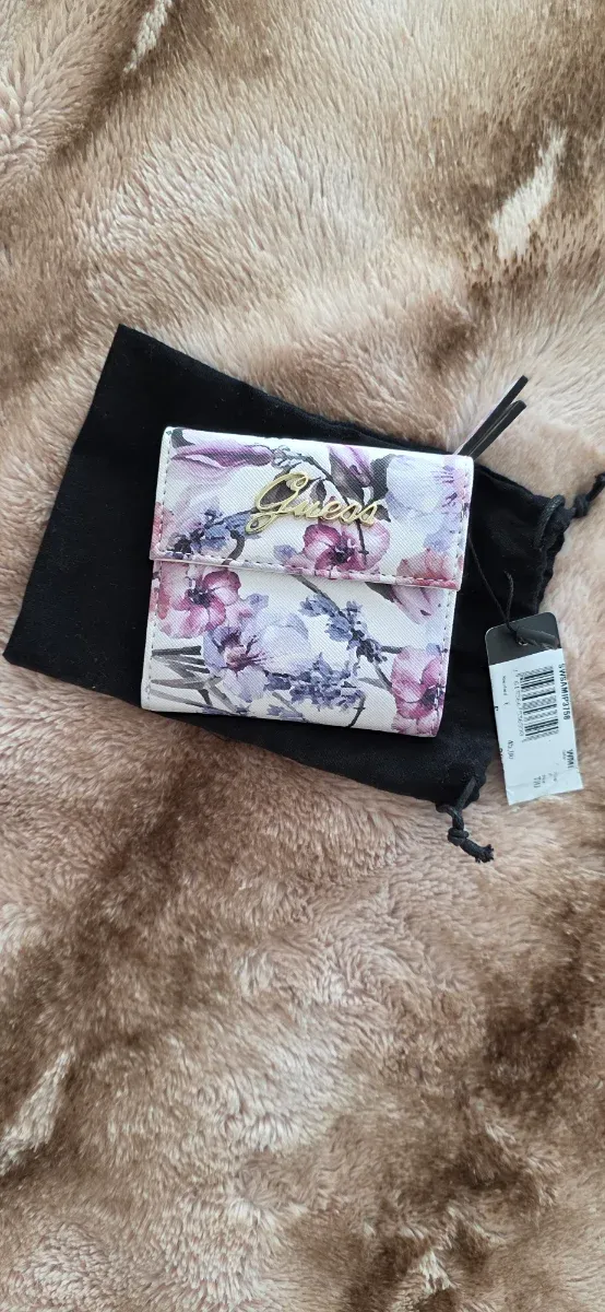 Cartera Guess floral morado y blanco.