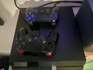 Consola PS4 + FIFA 26 y otros juegos más.