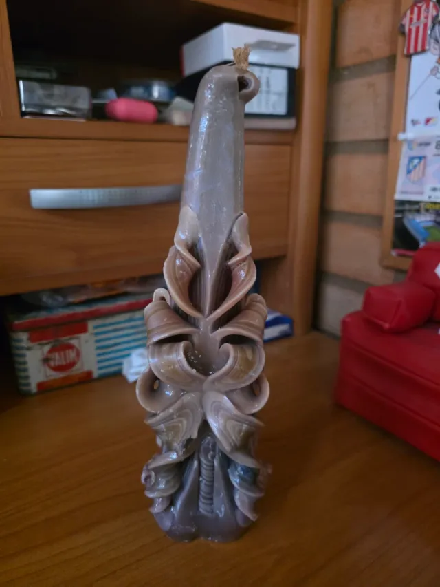 Vela tallada artesanal beige y gris