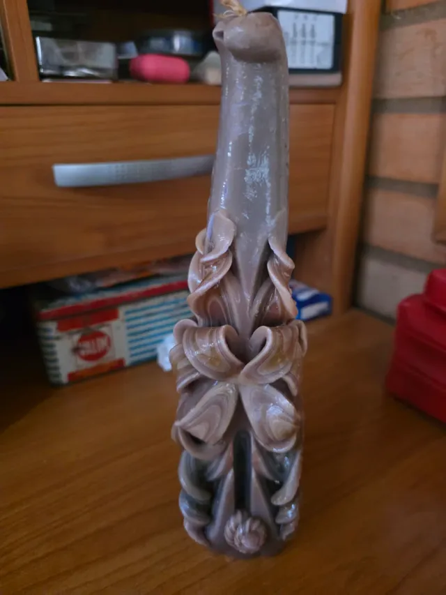 Vela tallada artesanal beige y gris