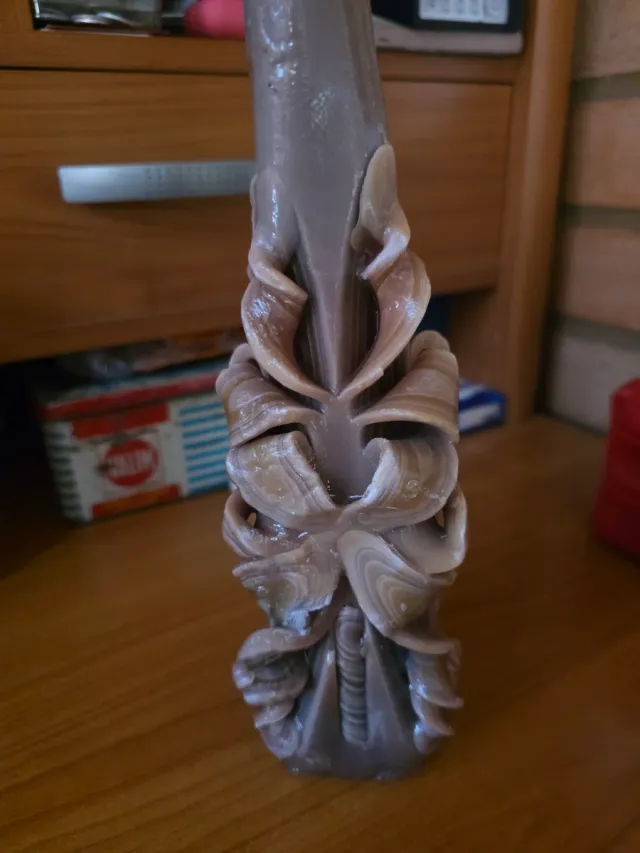 Vela tallada artesanal beige y gris