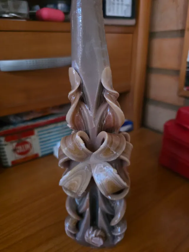 Vela tallada artesanal beige y gris