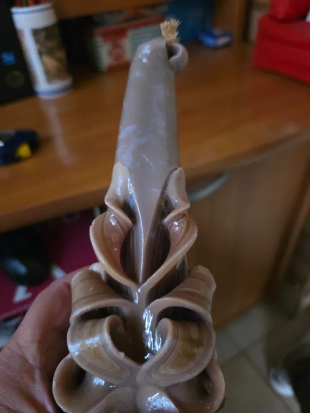 Vela tallada artesanal beige y gris