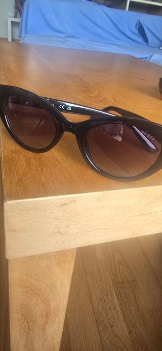 Gafas de sol Guess mujer negras y marrones