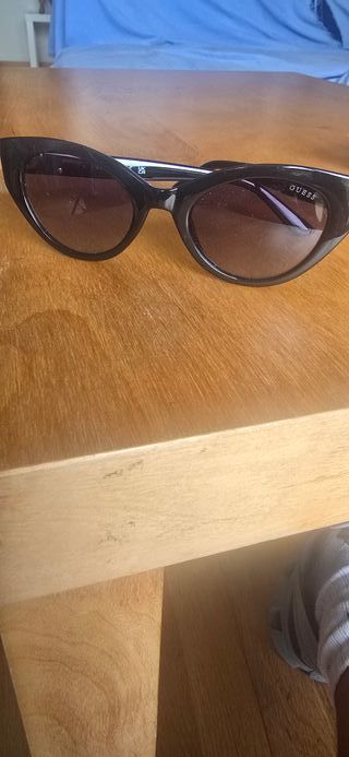 Gafas de sol Guess mujer negras y marrones
