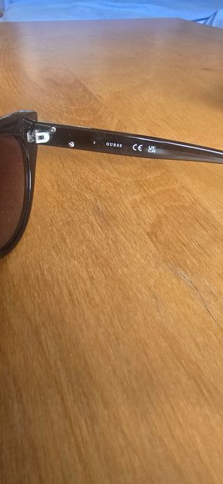 Gafas de sol Guess mujer negras y marrones