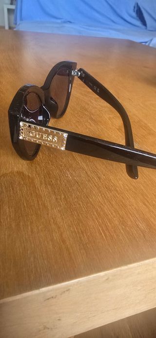 Gafas de sol Guess mujer negras y marrones
