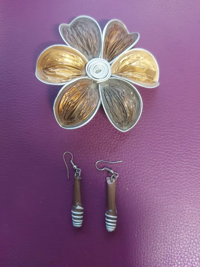 Broche y pendientes capsulas café