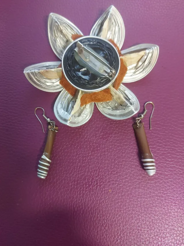Broche y pendientes capsulas café