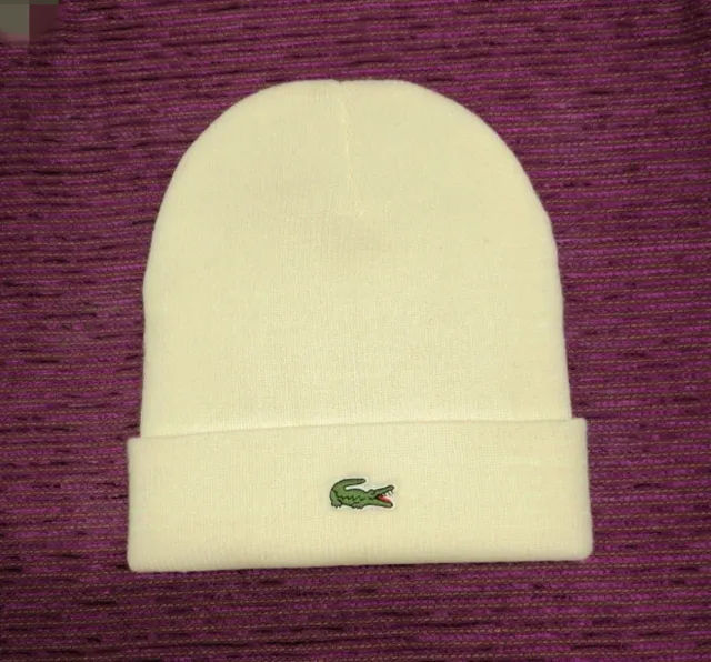 Gorro adulto Lacoste en color crema.