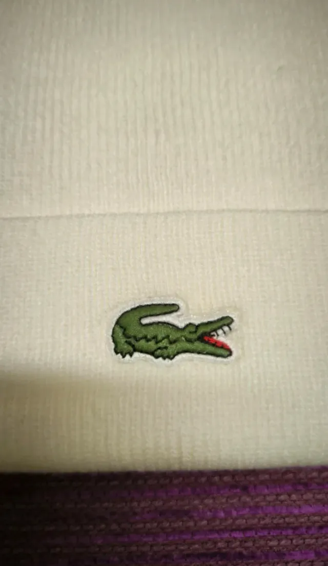 Gorro adulto Lacoste en color crema.