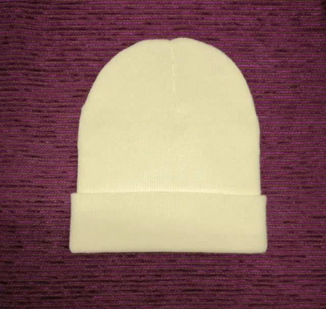 Gorro adulto Lacoste en color crema.