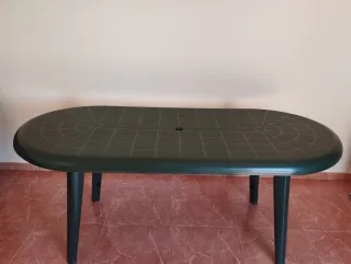 Mesa de jardín plegable de plástico verde