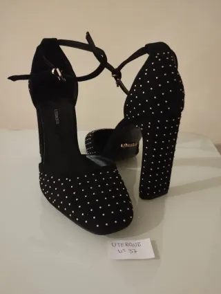 Zapatos Uterqüe tacón negro tachuelas plateadas 37