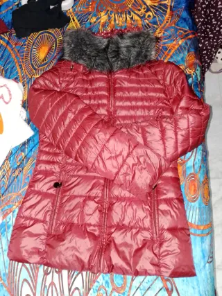 Chaqueta acolchada roja con capucha