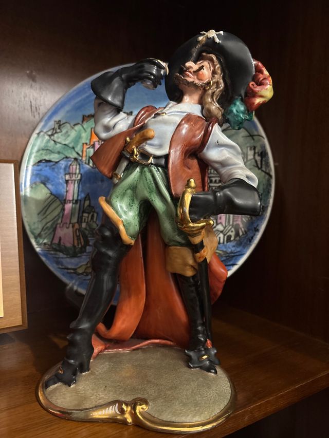 Statua moschettiere con spada e cappello