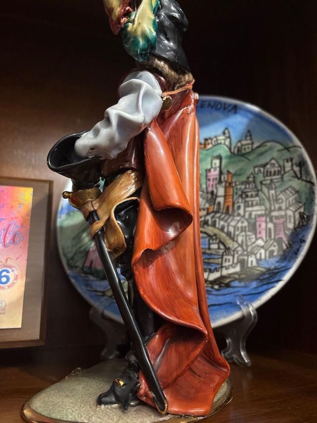 Statua moschettiere con spada e cappello