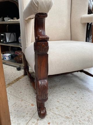 Antiguo butacón de roble tapizado beige