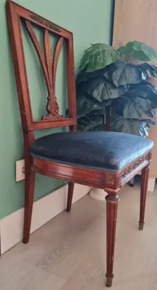 Silla de madera tapizada azul