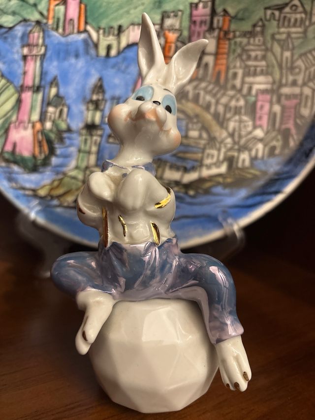 Statua coniglio dipinta a mano