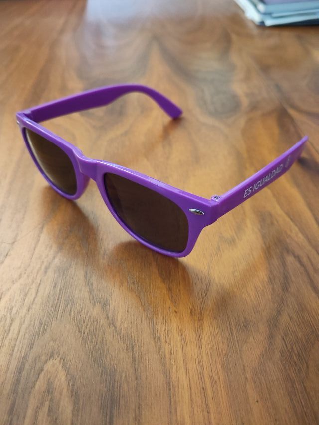 Gafas de sol moradas
