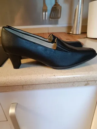 Zapatos de vestir negros para mujer(8€)