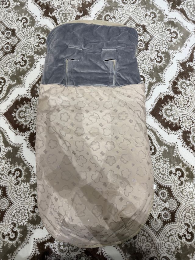 Saco para cochecito gris y beige Tous