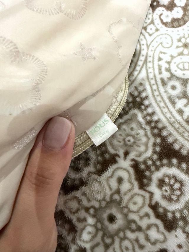 Saco para cochecito gris y beige Tous