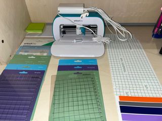 Cricut Joy + materiali per crafting