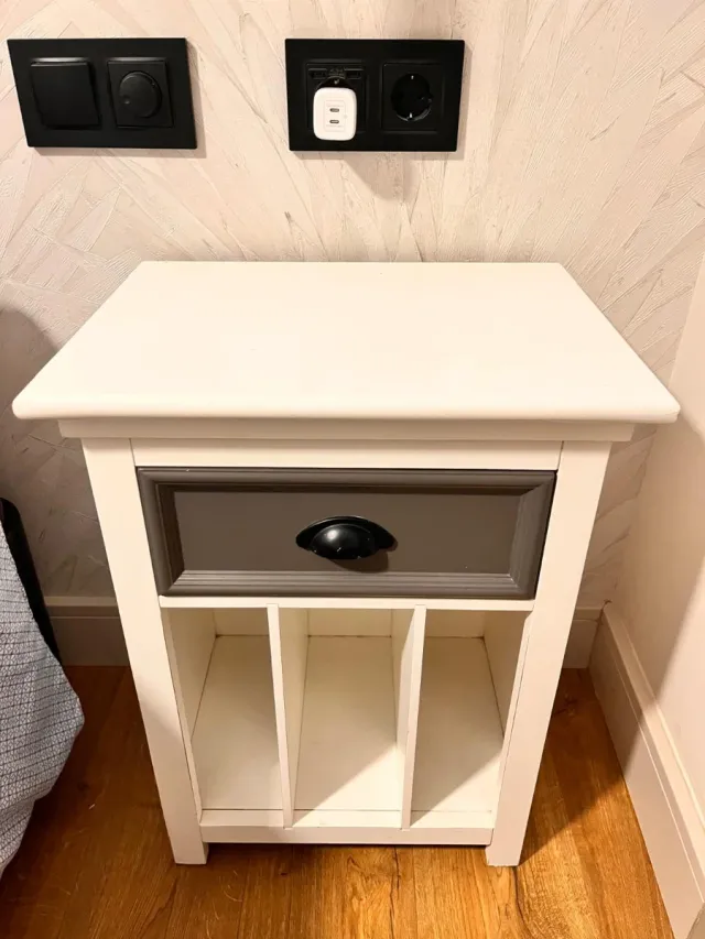 Mesita de noche madera blanca y gris